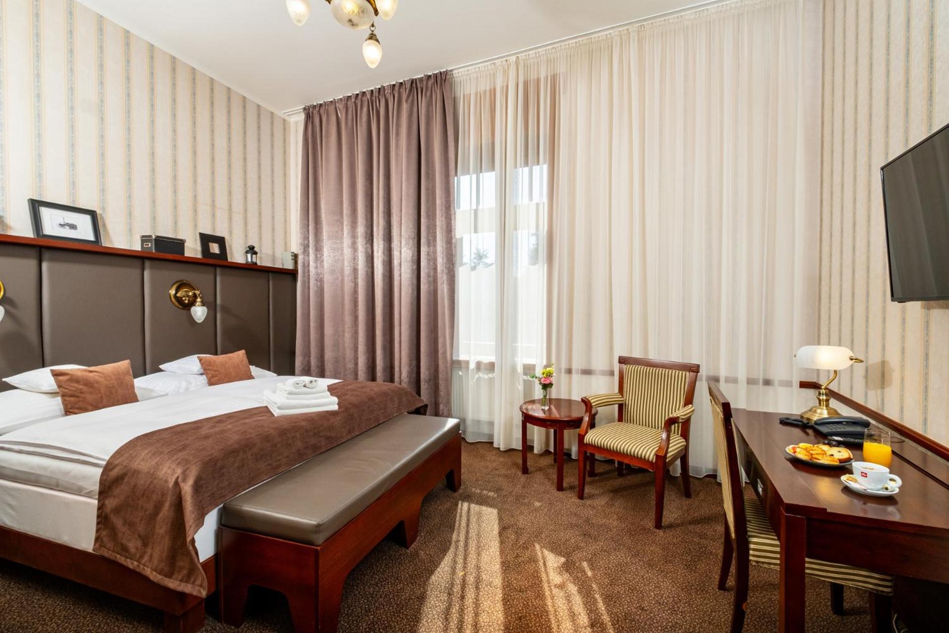 Hotel Golden Eagle Левице Екстериор снимка