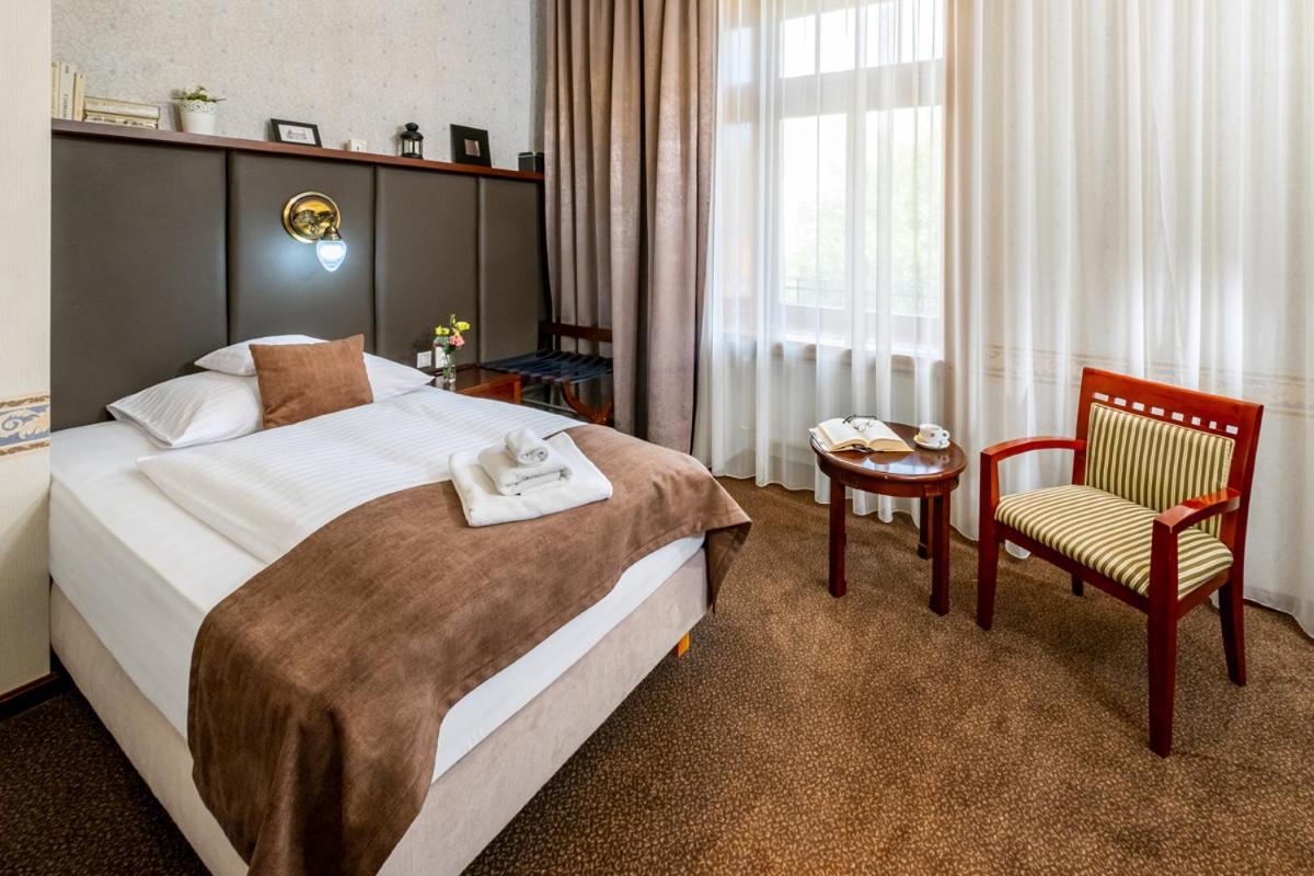 Hotel Golden Eagle Левице Екстериор снимка