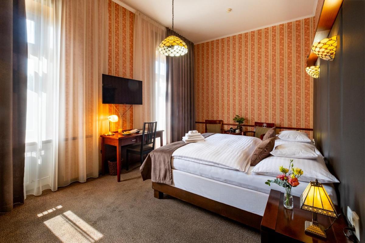 Hotel Golden Eagle Левице Екстериор снимка